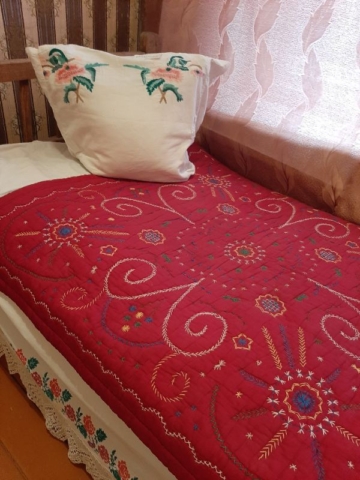 деревянная кровать