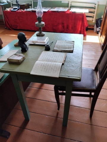 Экспозиция, посвященная 80 летию школы (1)