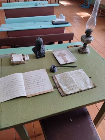 Экспозиция, посвященная 80 летию школы (2)