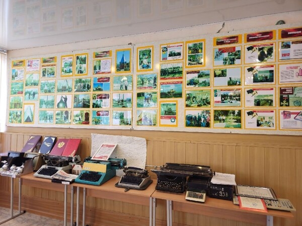 музей в здании,печатные машинки, на фотографии как строился колледж
