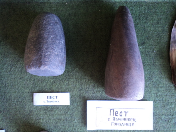 Пест каменный для переработки зерна