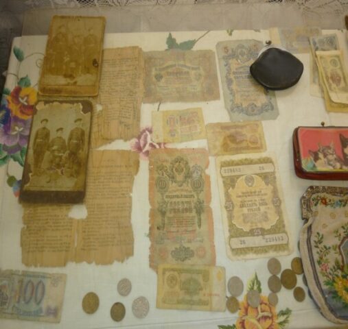 Старинные деньги и фото