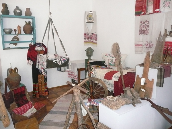 Экспозиция Уголок старинной избы. Здесь собраны вещи, предметы быта и обихода к.18-н.19 вв.