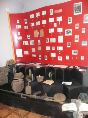 Экспозиция История села в годы ВОВ. Здесь представлены фотографии участников войны, их награды, а также личные вещи, 1941-1945 гг., фото 2020 г.