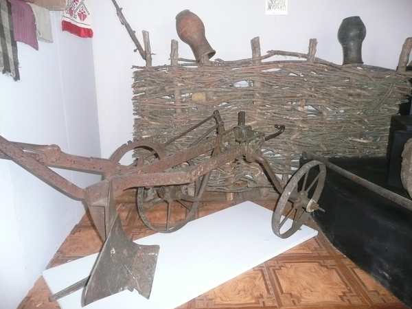 Выставка орудий труда. Плуг 1812 г. На заднем плане часть плетени, которая сделана в 40 годы 20 в.