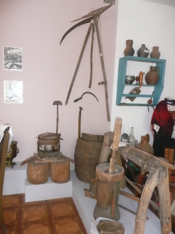 Выставка орудий труда. Мяльница, жернова, коса с граблями, серп, цеп, маслобойка, плетеные корзины для хранения продуктов, начало 20 в.