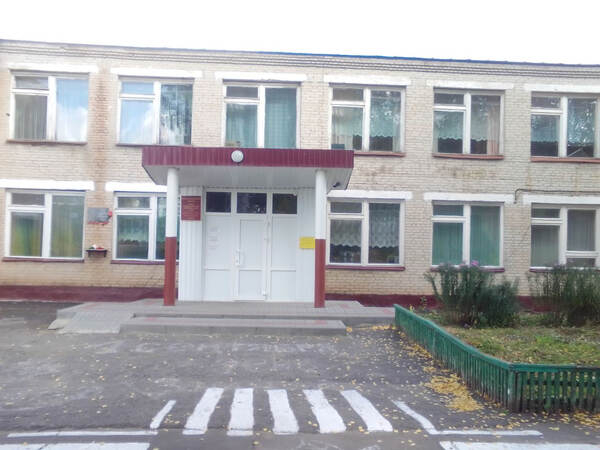 Здание школы, мемориальная доска