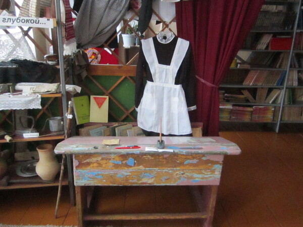 Школьная парта (1956 г.), форма учащихся советского времени, учебники (1947-1949 г.), школьный альбом (выпуск 1986), Табель успеваемости (1948-1949 учебного года), Свидетельство об окончании семилетней школы